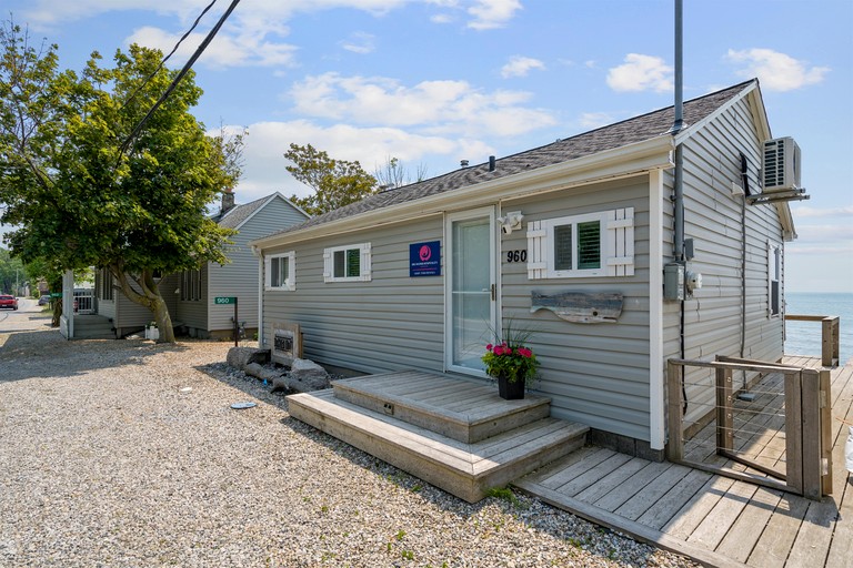 Cabins (Canada, Leamington, Ontario)