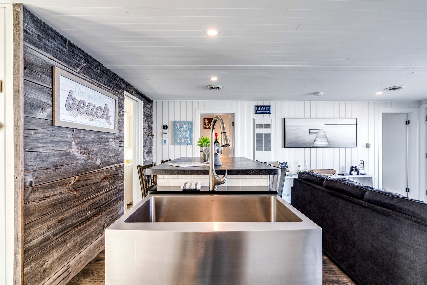 Sweet Beach Rental with Jacuzzi, Deck and Amazing Sunsets in Ontario