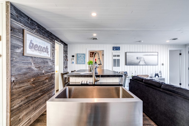 Cabins (Canada, Leamington, Ontario)