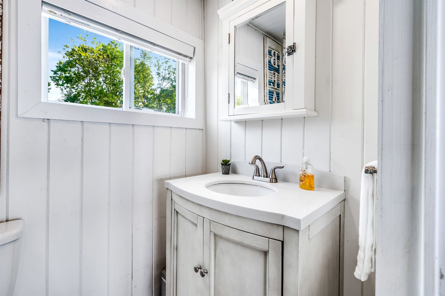 Sweet Beach Rental with Jacuzzi, Deck and Amazing Sunsets in Ontario