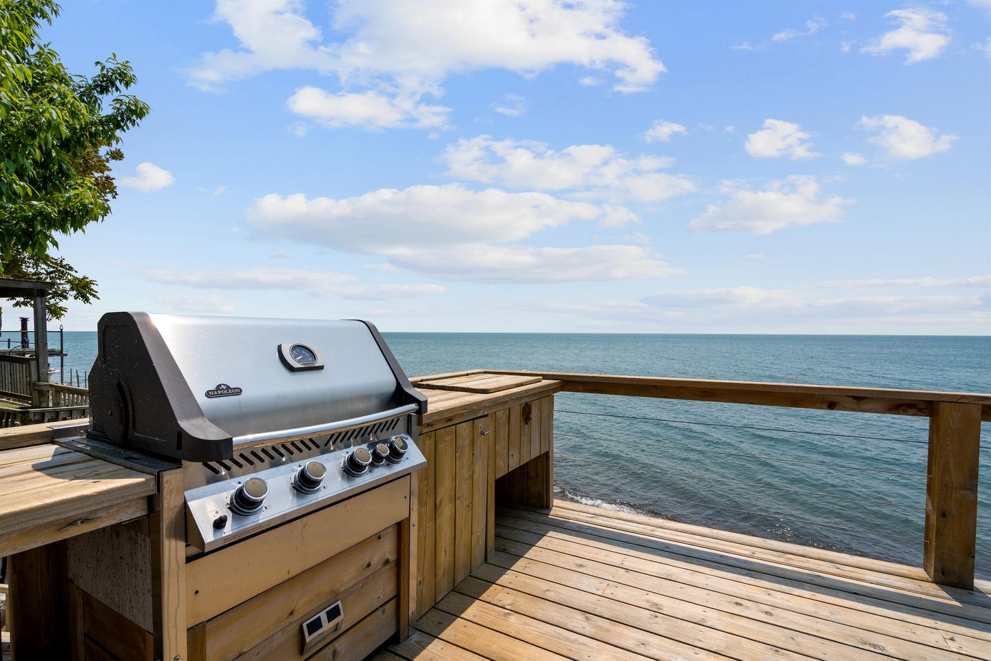 Sweet Beach Rental with Jacuzzi, Deck and Amazing Sunsets in Ontario