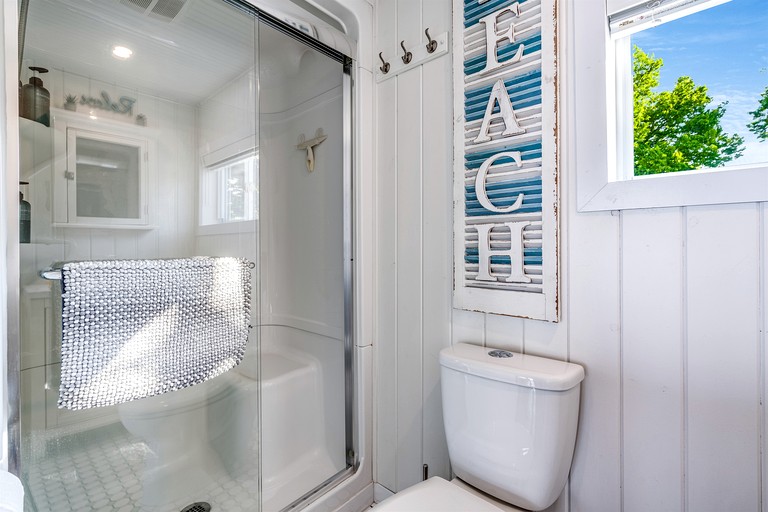 Cabins (Canada, Leamington, Ontario)