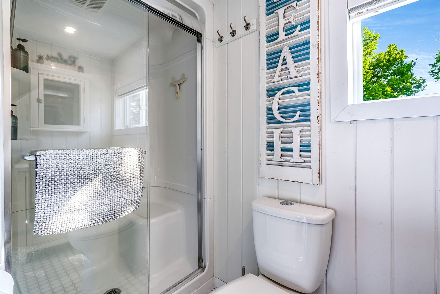 Sweet Beach Rental with Jacuzzi, Deck and Amazing Sunsets in Ontario