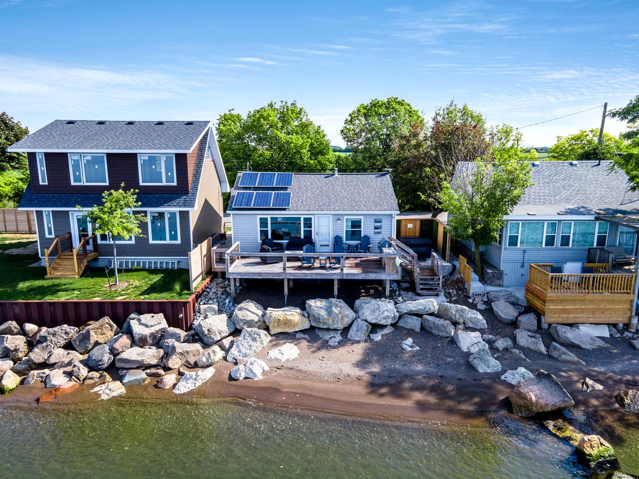 Sweet Beach Rental with Jacuzzi, Deck and Amazing Sunsets in Ontario