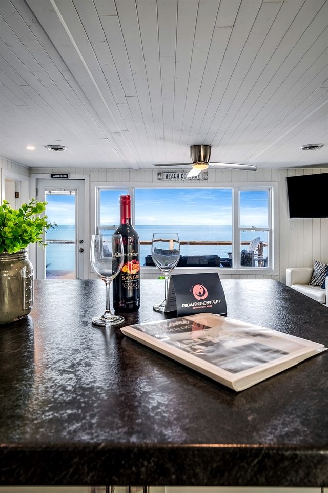 Sweet Beach Rental with Jacuzzi, Deck and Amazing Sunsets in Ontario