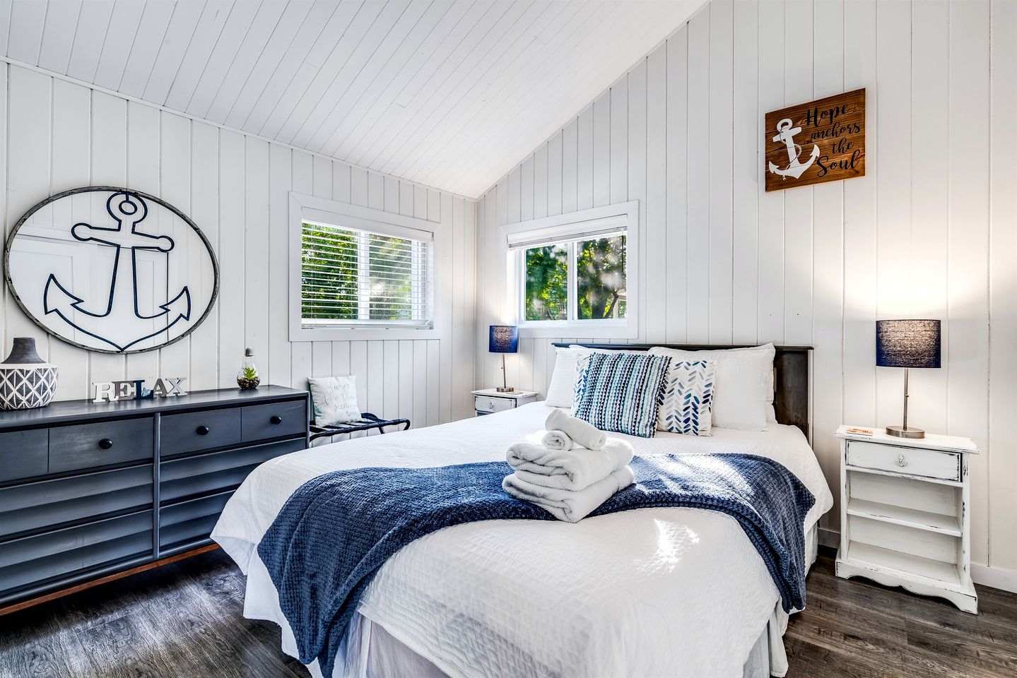 Sweet Beach Rental with Jacuzzi, Deck and Amazing Sunsets in Ontario