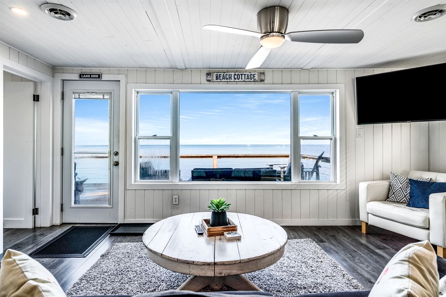 Sweet Beach Rental with Jacuzzi, Deck and Amazing Sunsets in Ontario