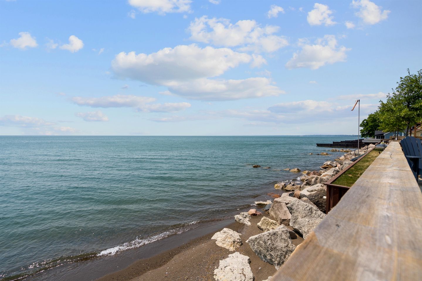 Sweet Beach Rental with Jacuzzi, Deck and Amazing Sunsets in Ontario