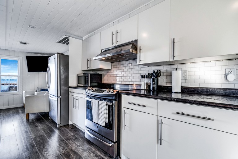 Cabins (Canada, Leamington, Ontario)