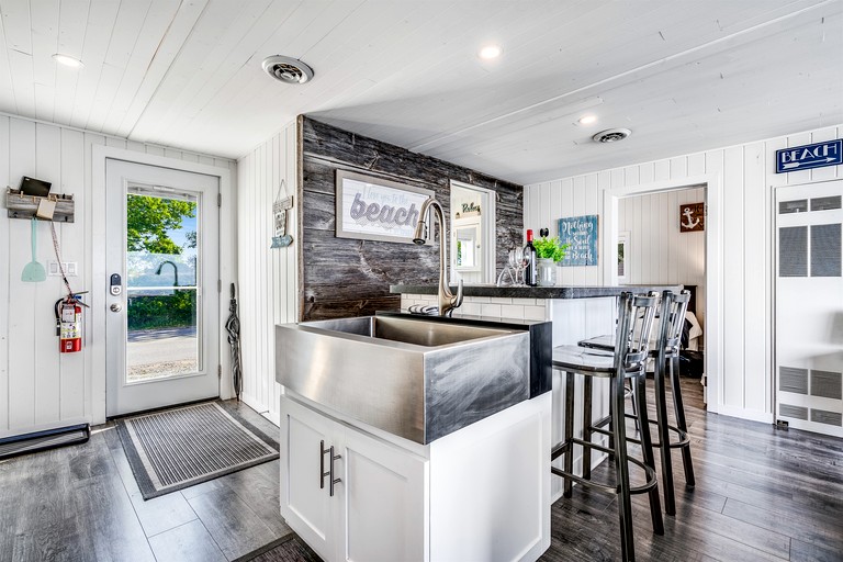 Cabins (Canada, Leamington, Ontario)