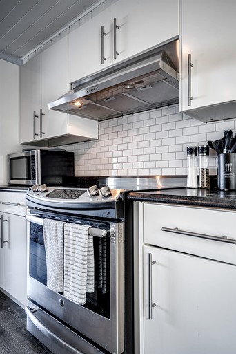 Cabins (Canada, Leamington, Ontario)