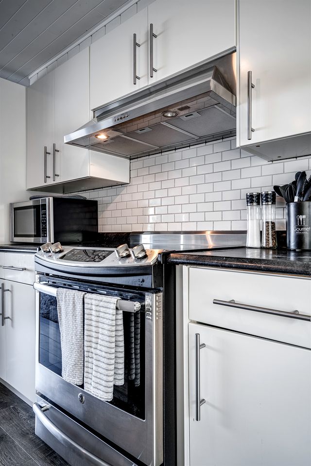 Sweet Beach Rental with Jacuzzi, Deck and Amazing Sunsets in Ontario