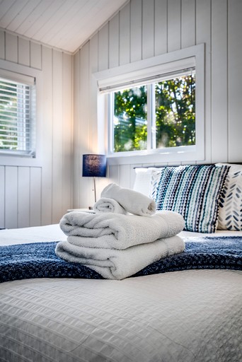 Cabins (Canada, Leamington, Ontario)