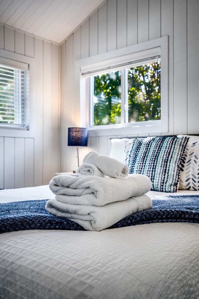 Sweet Beach Rental with Jacuzzi, Deck and Amazing Sunsets in Ontario