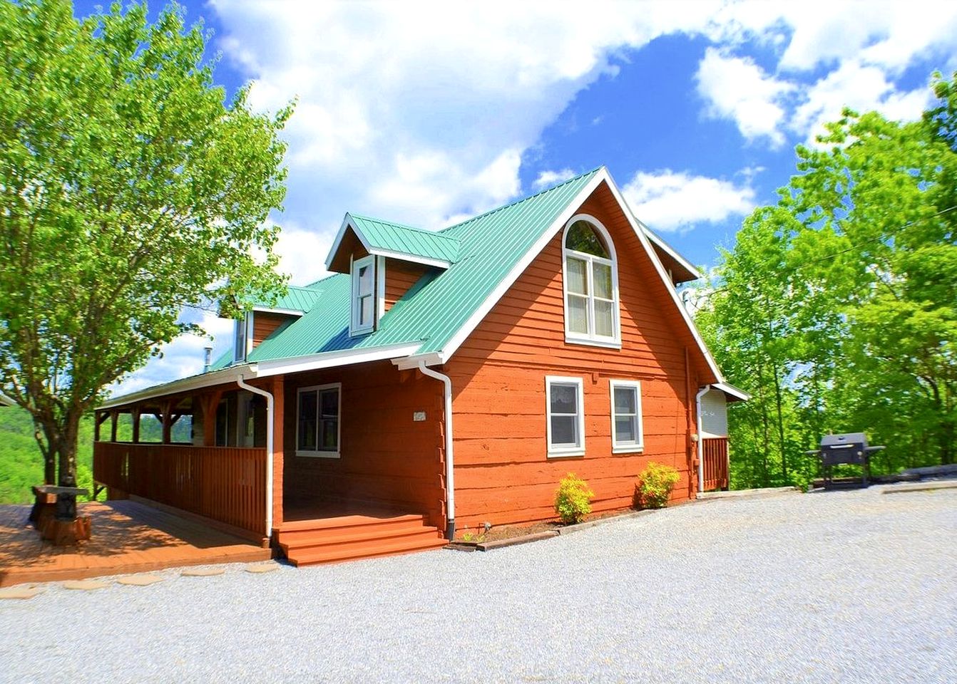 Double Cabin Rental for Memorable Group Glamping Near Great Smoky Mountains National Park, Tennessee