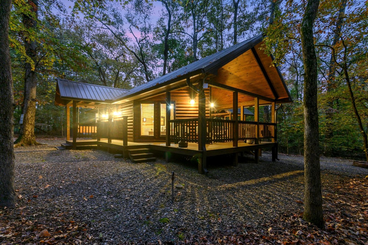 Romantic Cabin for Two with Hot Tub, Fireplace & Double Shower Near Hochatown