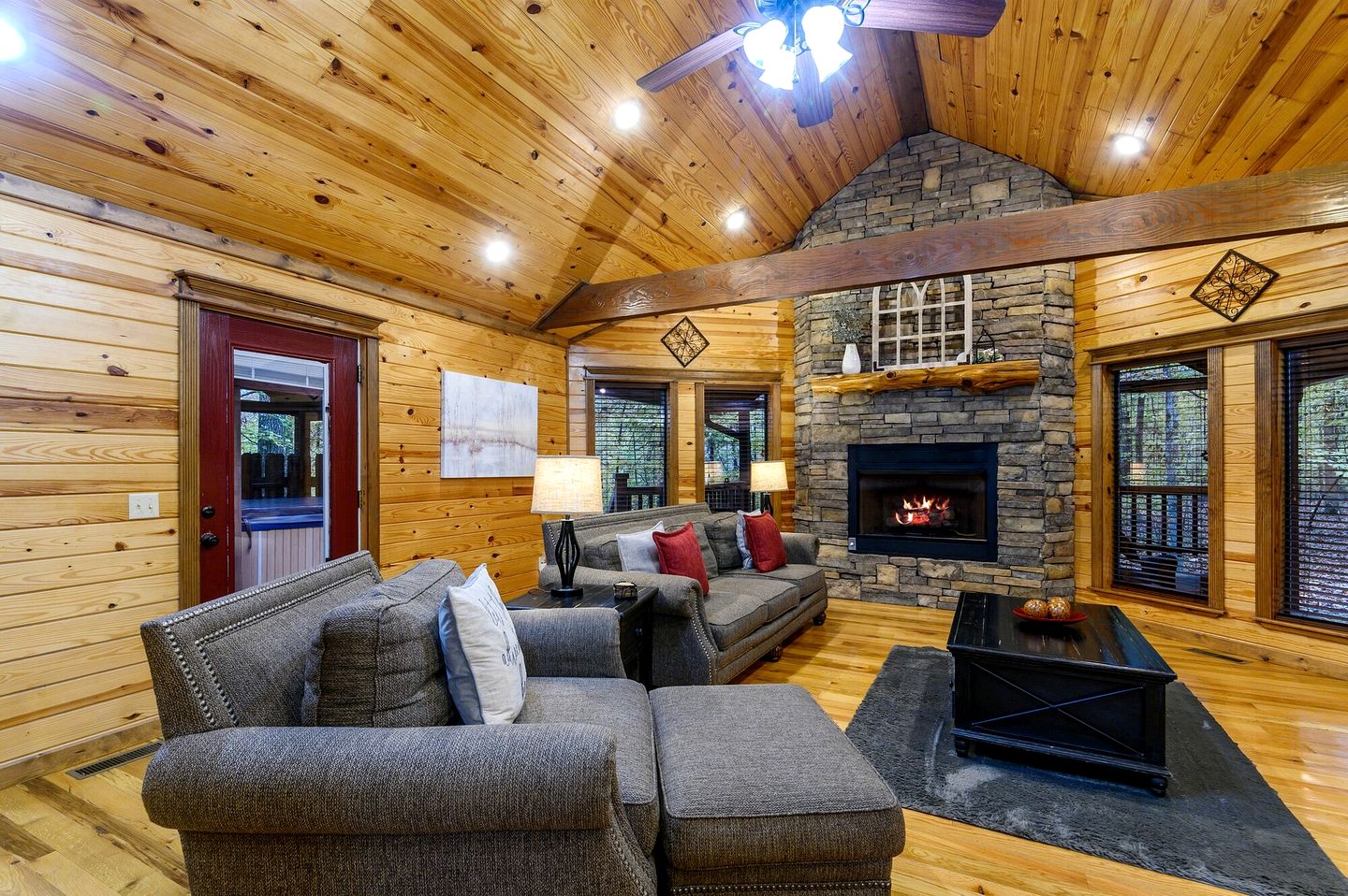 Romantic Cabin for Two with Hot Tub, Fireplace & Double Shower Near Hochatown