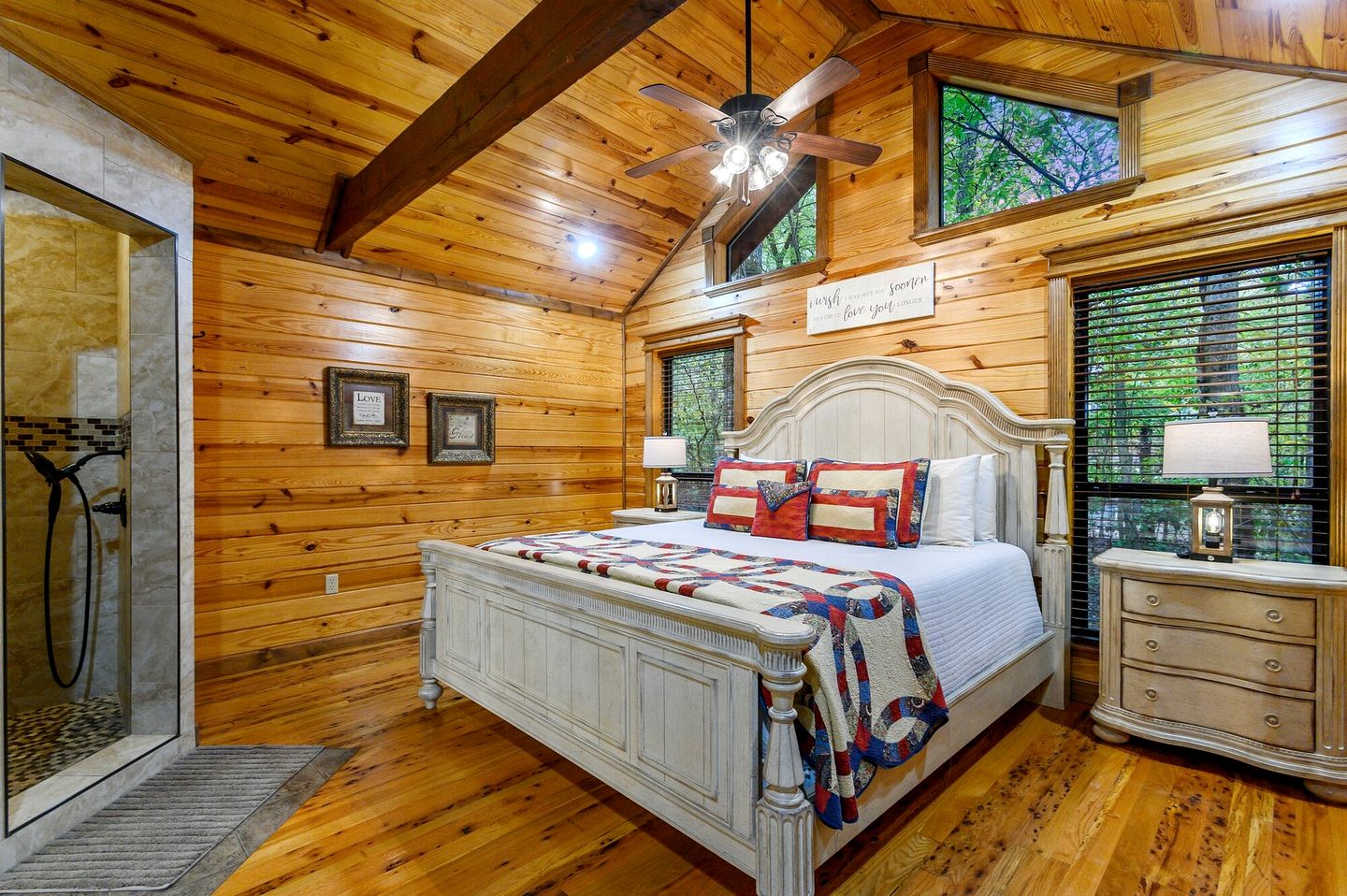 Romantic Cabin for Two with Hot Tub, Fireplace & Double Shower Near Hochatown