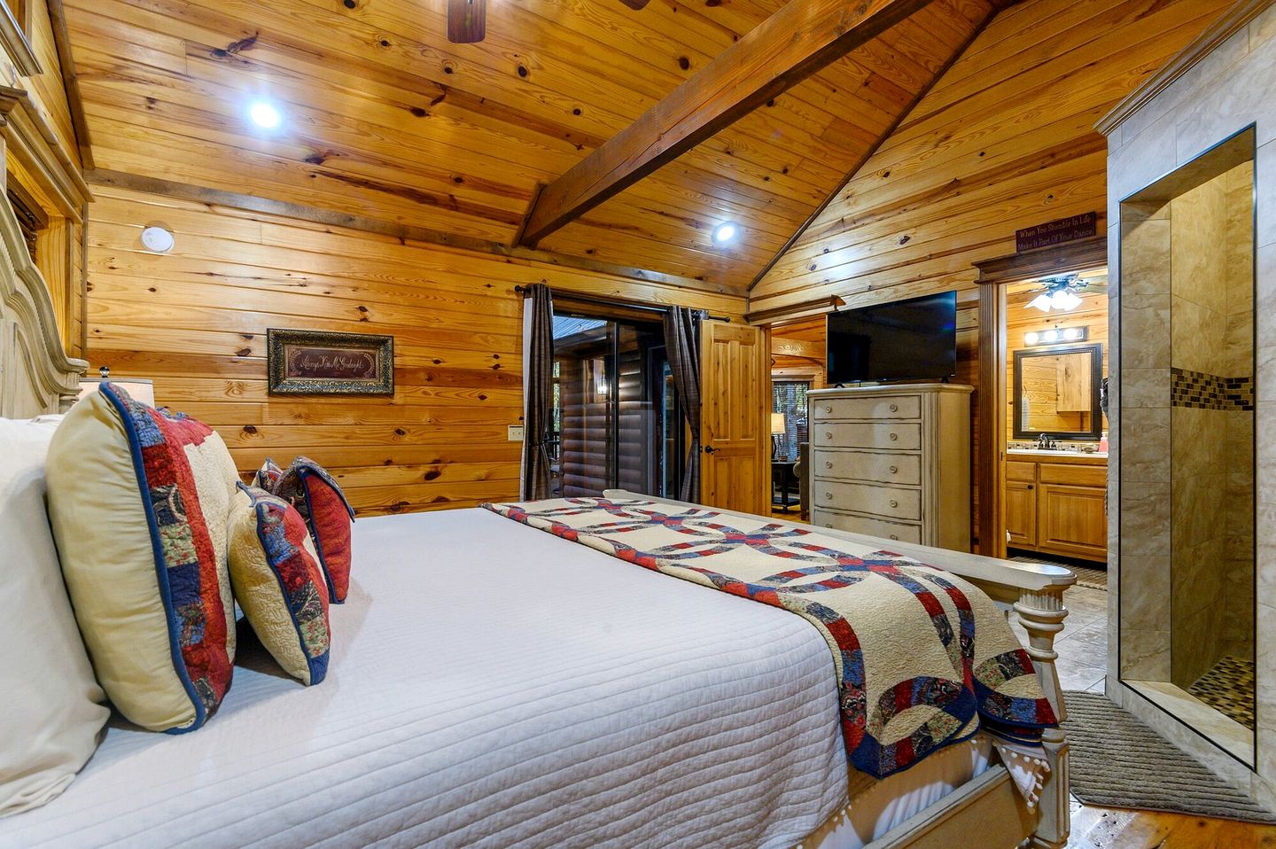 Romantic Cabin for Two with Hot Tub, Fireplace & Double Shower Near Hochatown