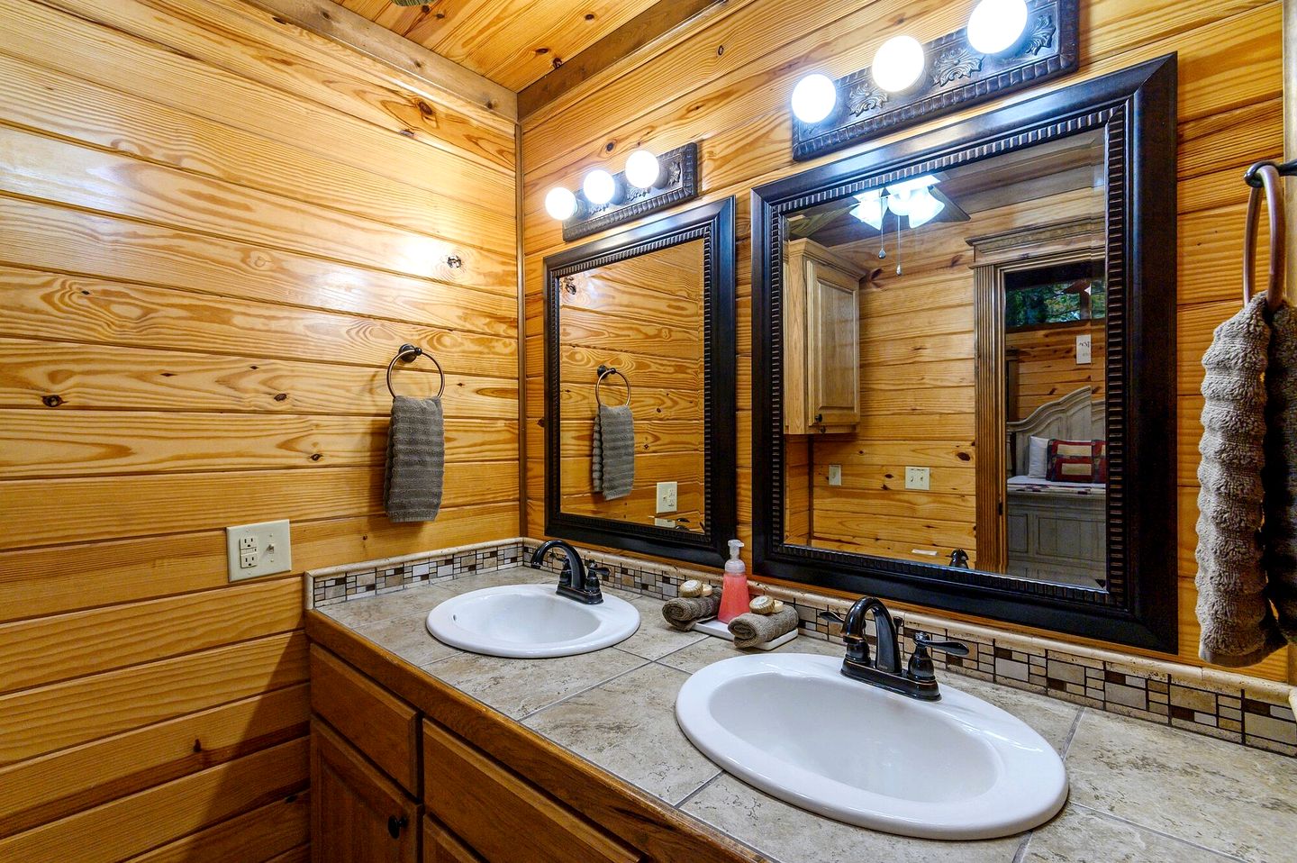 Romantic Cabin for Two with Hot Tub, Fireplace & Double Shower Near Hochatown