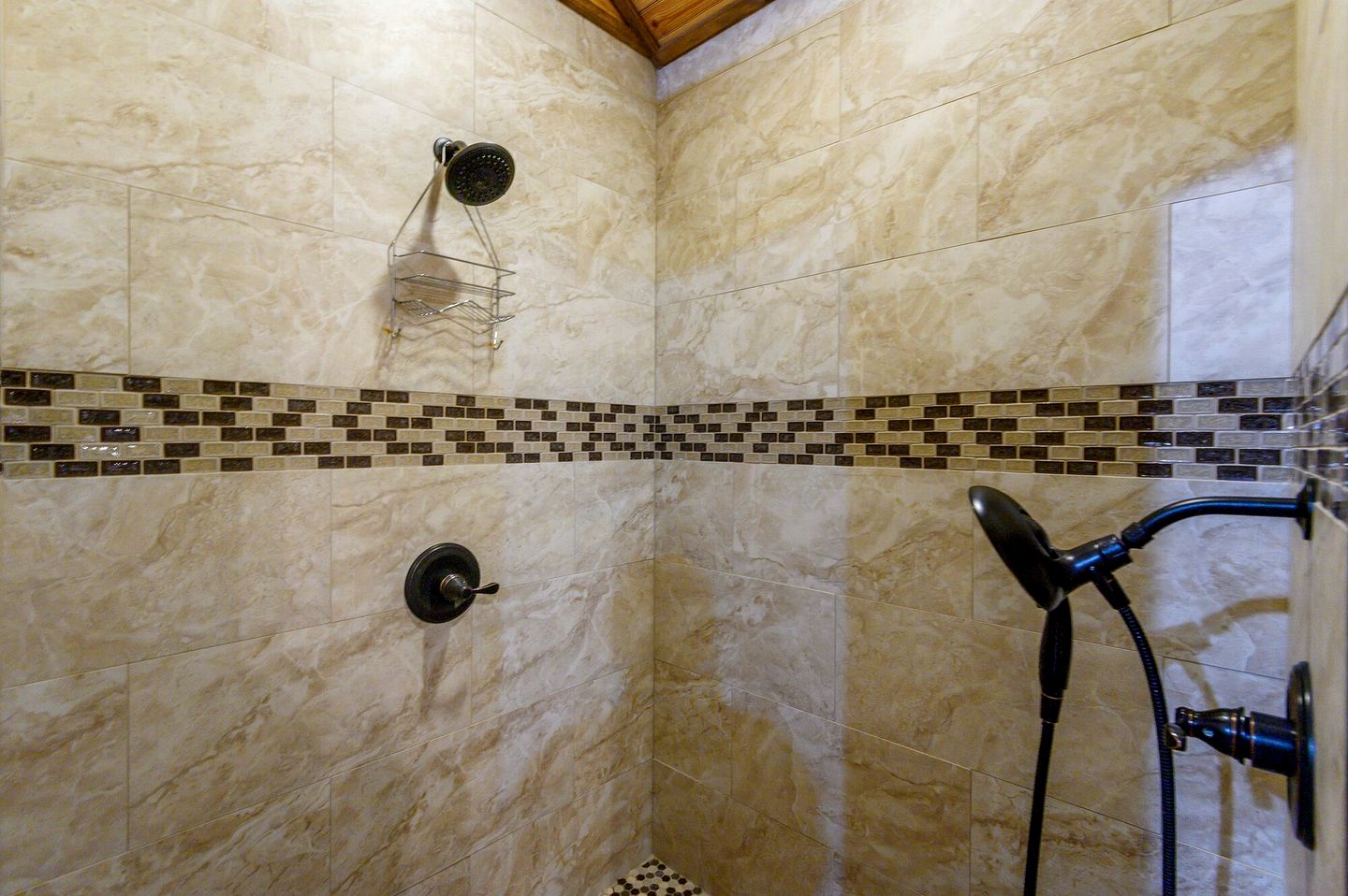 Romantic Cabin for Two with Hot Tub, Fireplace & Double Shower Near Hochatown