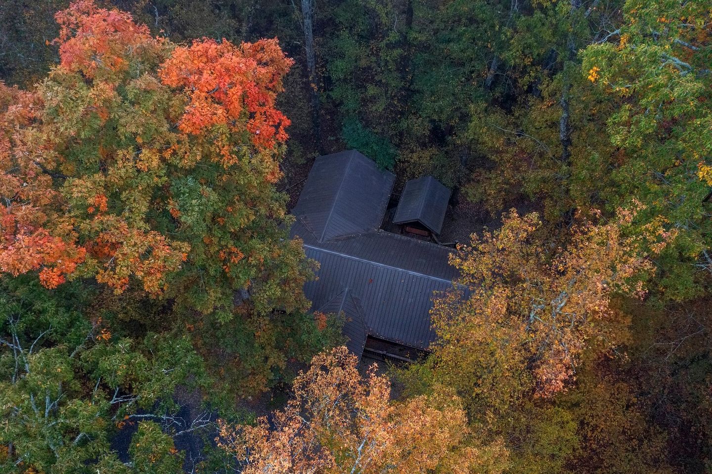 Romantic Cabin for Two with Hot Tub, Fireplace & Double Shower Near Hochatown