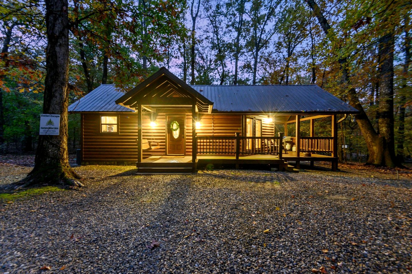 Romantic Cabin for Two with Hot Tub, Fireplace & Double Shower Near Hochatown