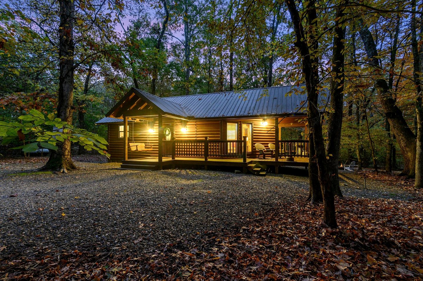 Romantic Cabin for Two with Hot Tub, Fireplace & Double Shower Near Hochatown