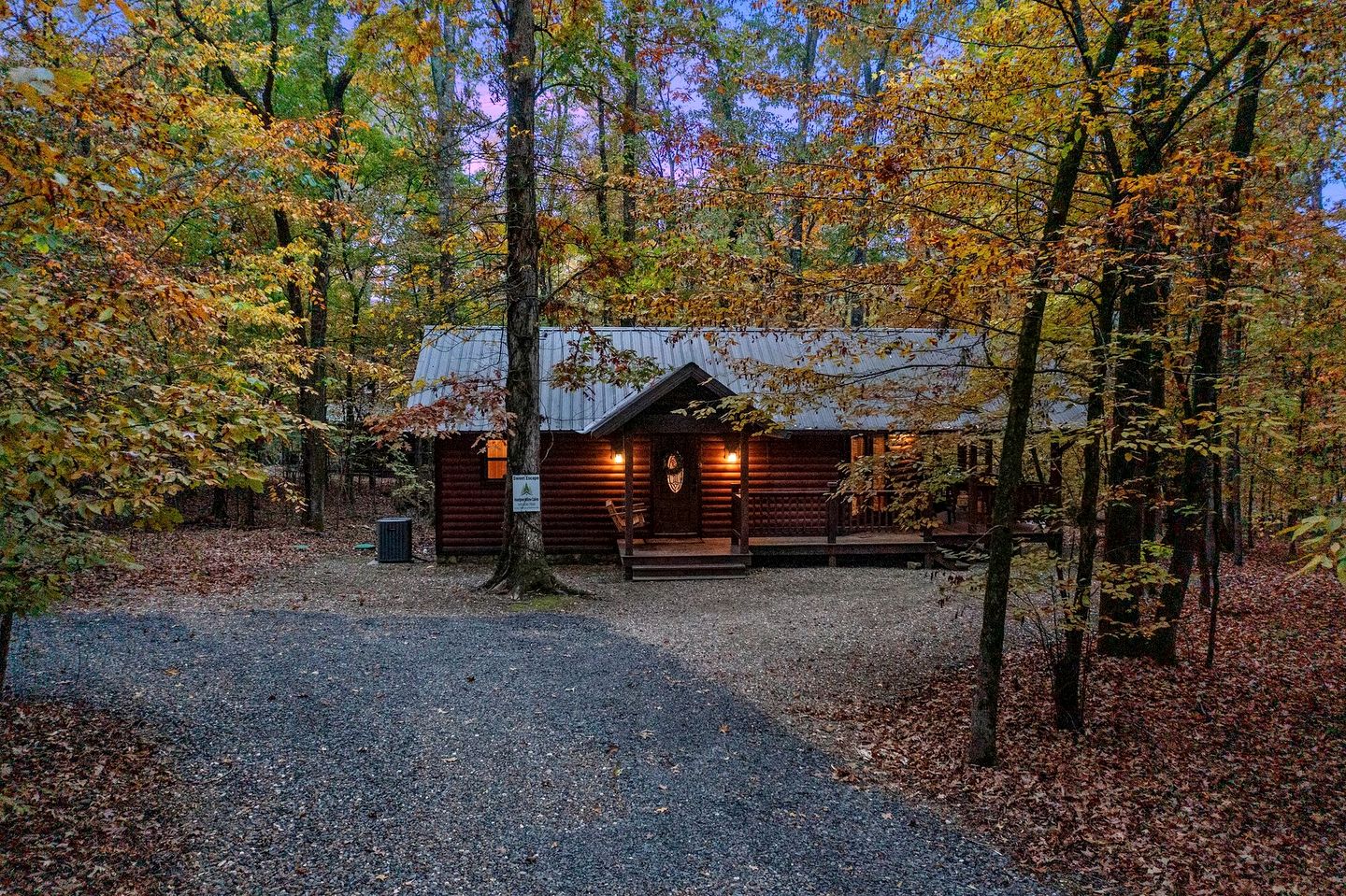 Romantic Cabin for Two with Hot Tub, Fireplace & Double Shower Near Hochatown