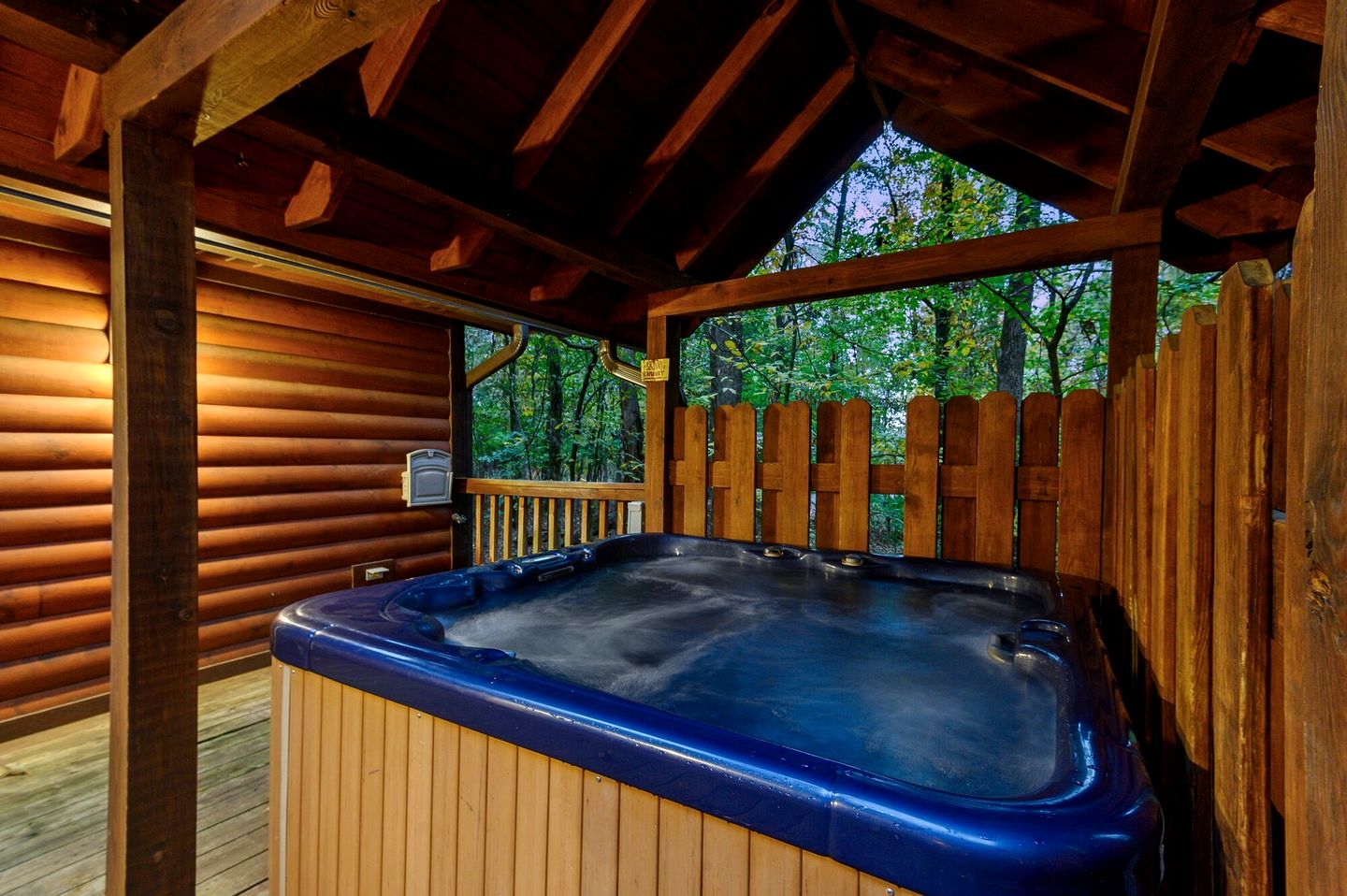 Romantic Cabin for Two with Hot Tub, Fireplace & Double Shower Near Hochatown