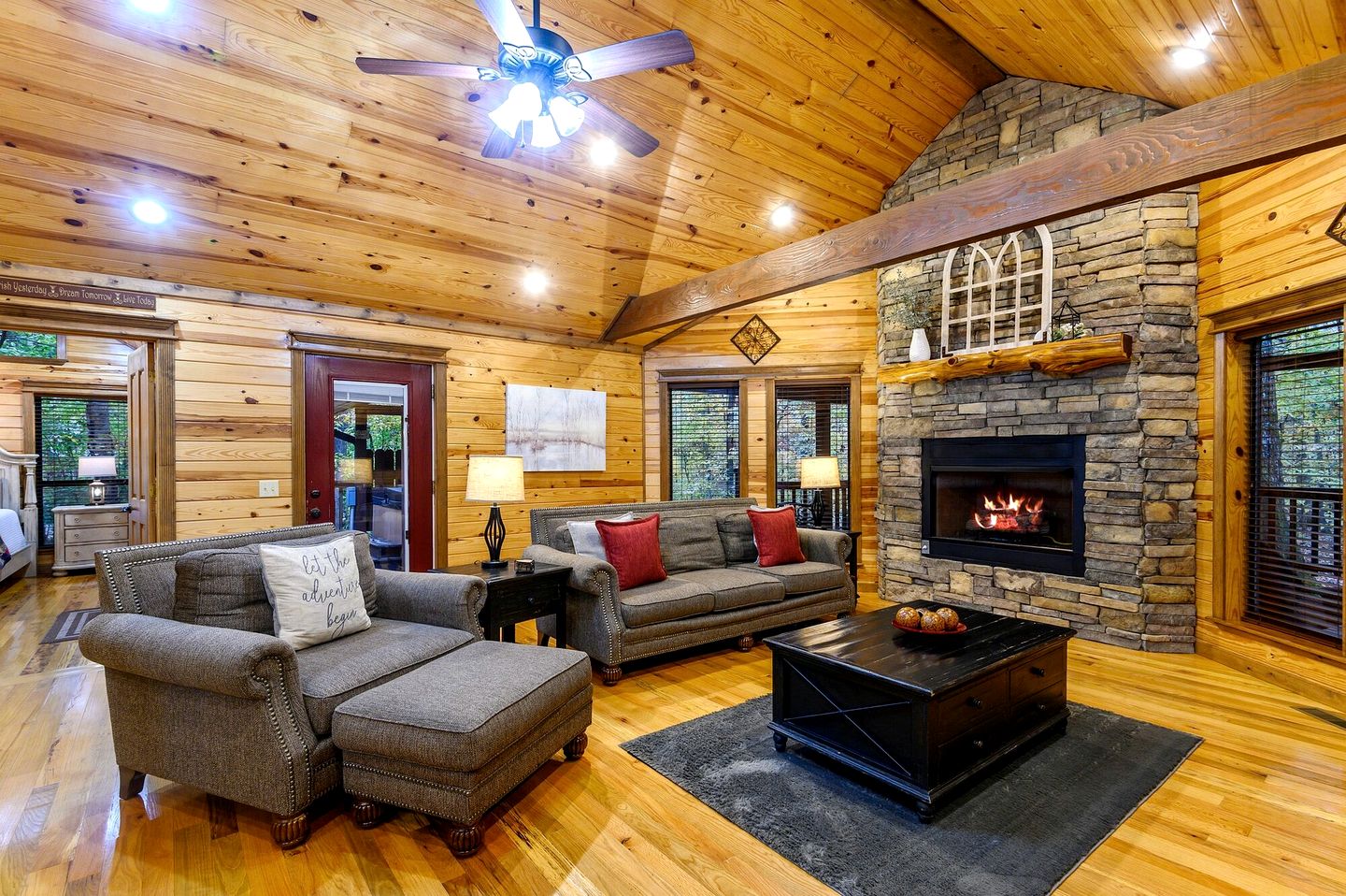 Romantic Cabin for Two with Hot Tub, Fireplace & Double Shower Near Hochatown