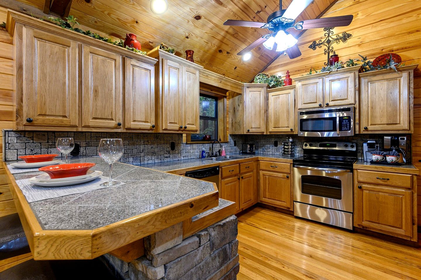 Romantic Cabin for Two with Hot Tub, Fireplace & Double Shower Near Hochatown