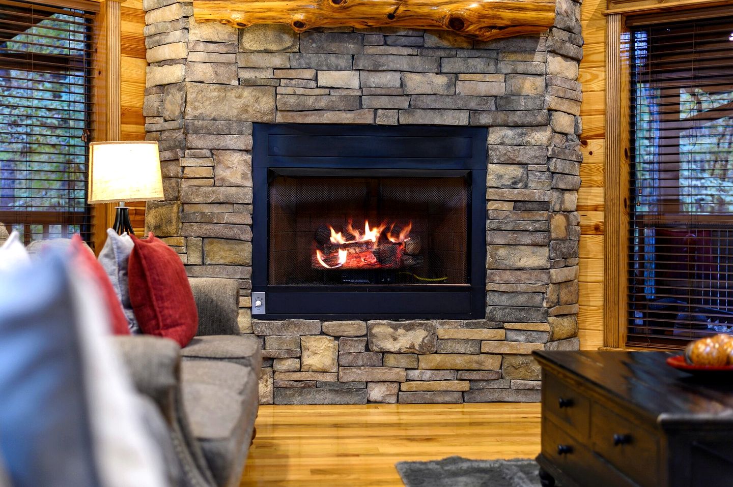 Romantic Cabin for Two with Hot Tub, Fireplace & Double Shower Near Hochatown