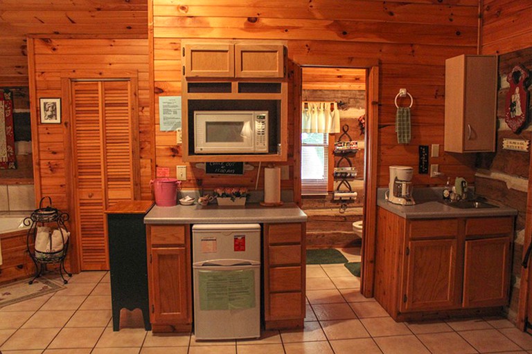 Cabins (Maggie Valley, North Carolina, United States)