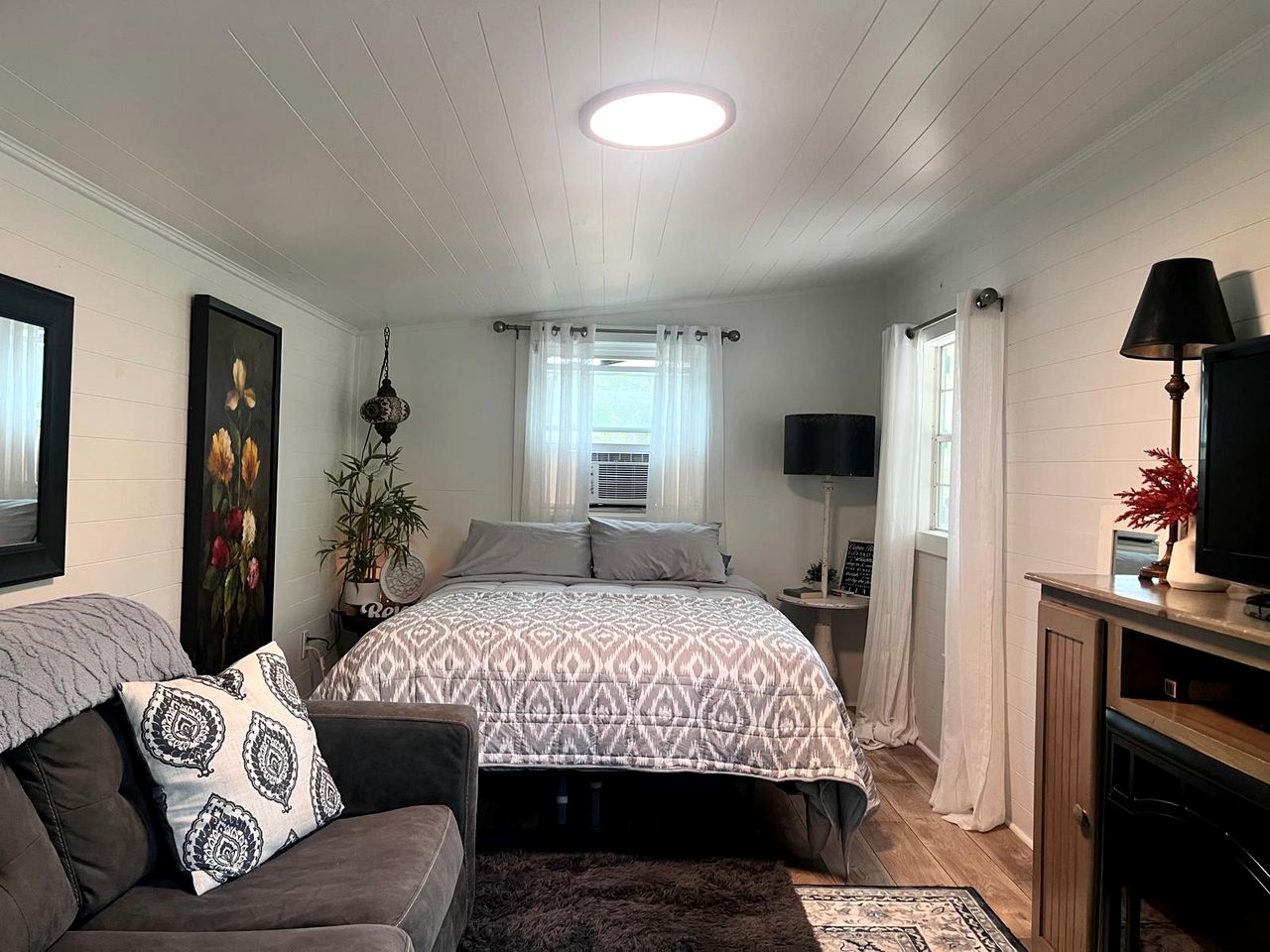 Sweet Tiny House Perfect for a Romantic Retreat in Alabama