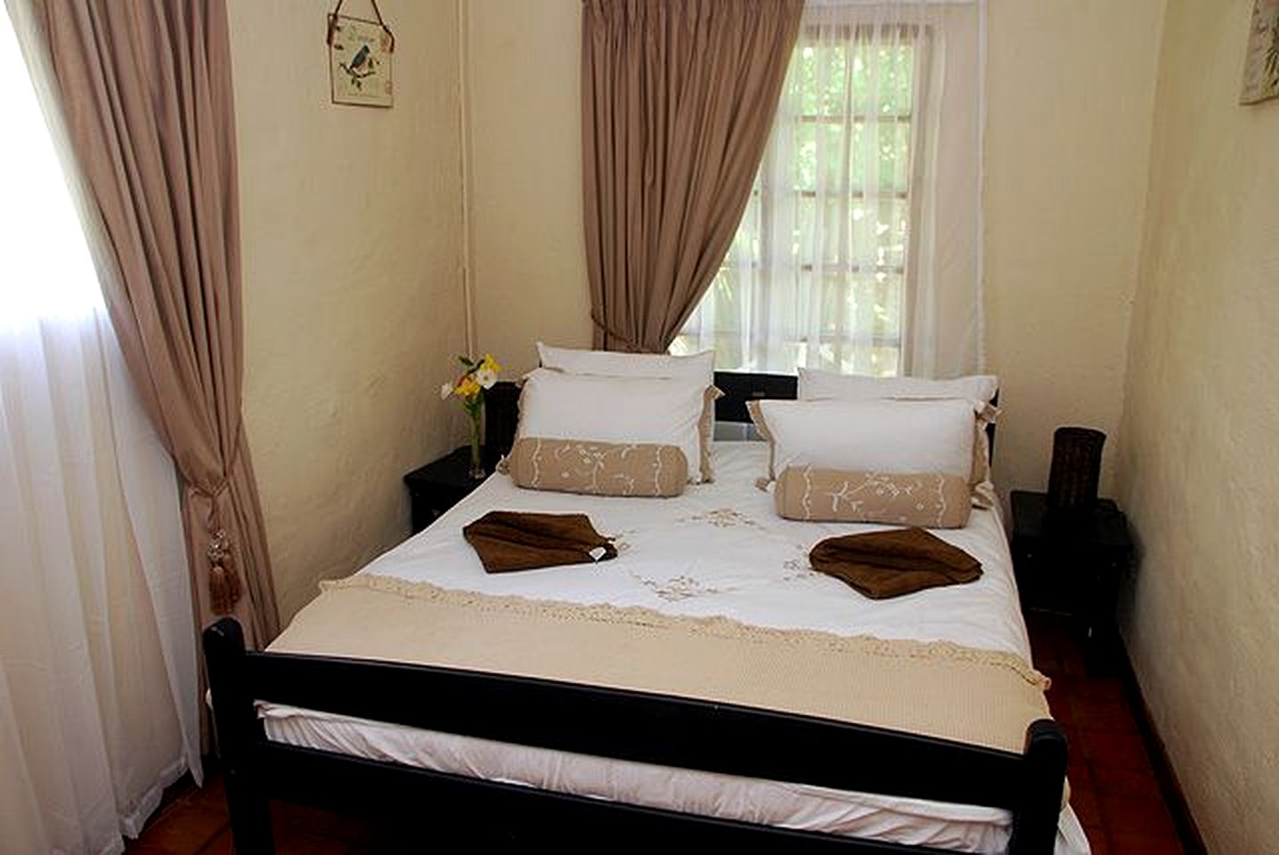 Cozy Cottage Rental Surrounded by Sycamore Trees in Mooi River, South Africa