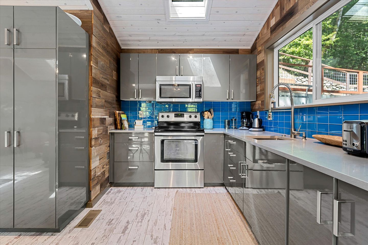 Dog Friendly Glamping on the Russian River with a Hot Tub and Views