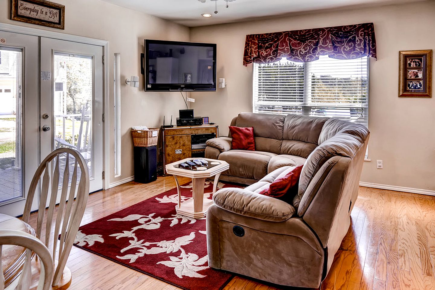 Joyful Cottage Rental for Couples with Poolside Cabana near San Antonio, TX