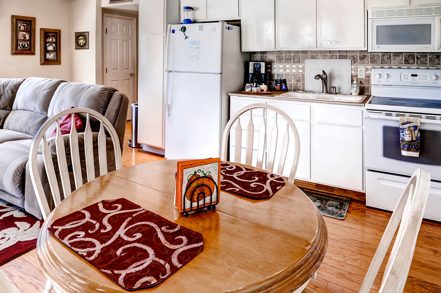 Joyful Cottage Rental for Couples with Poolside Cabana near San Antonio, TX