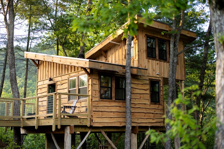 Luxury Treehouse Glamping with Soaking Tub & Pizza Oven Near Waterfalls, Zirconia, NC