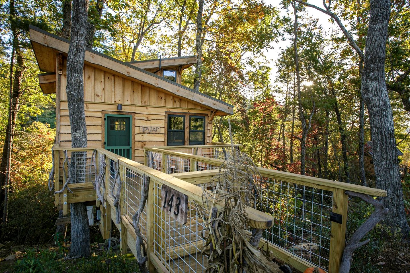 Luxury Treehouse Glamping with Soaking Tub & Pizza Oven Near Waterfalls, Zirconia, NC