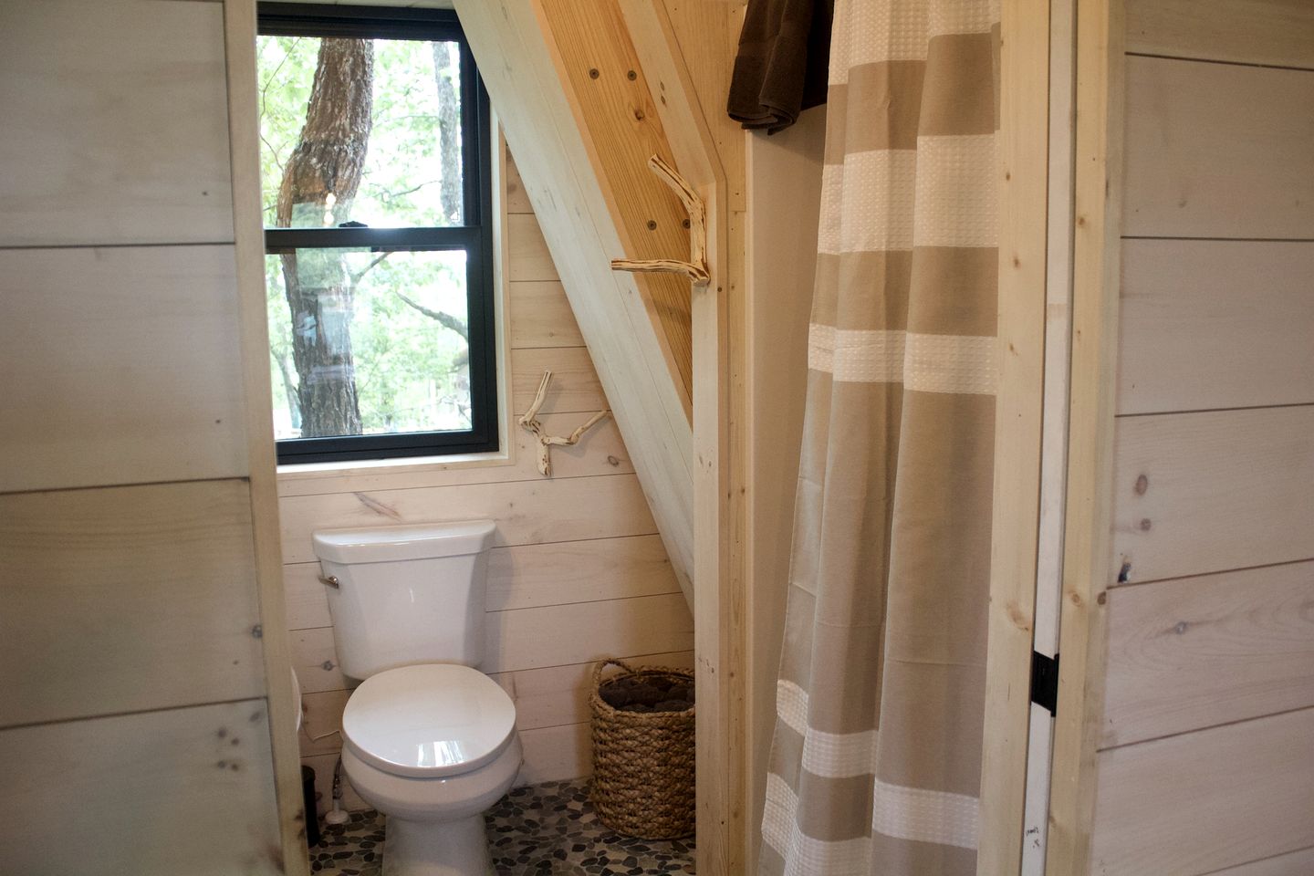 Luxury Treehouse Glamping with Soaking Tub & Pizza Oven Near Waterfalls, Zirconia, NC