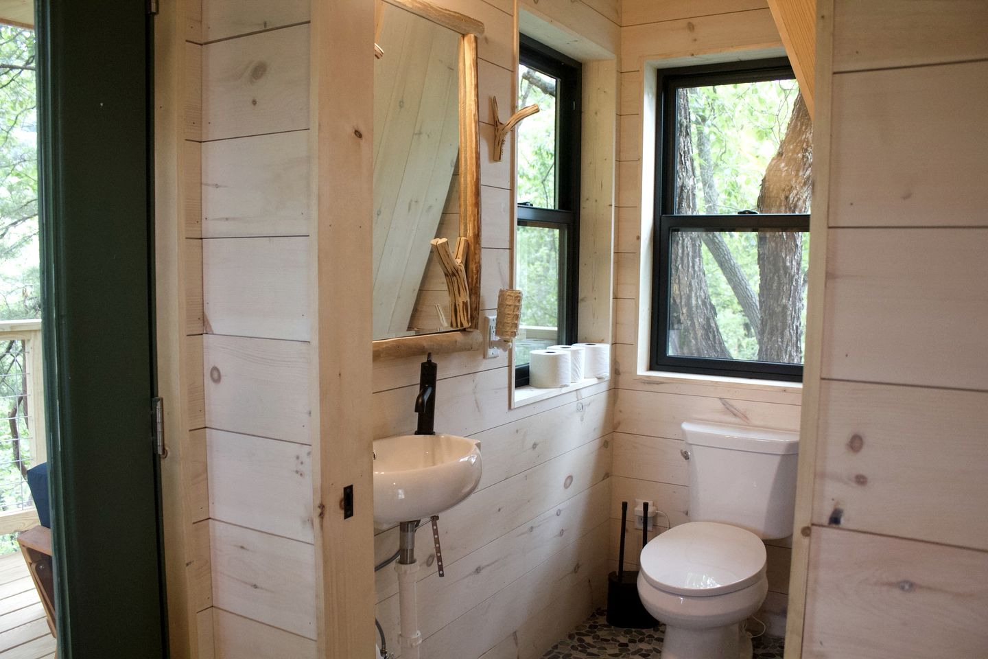 Luxury Treehouse Glamping with Soaking Tub & Pizza Oven Near Waterfalls, Zirconia, NC