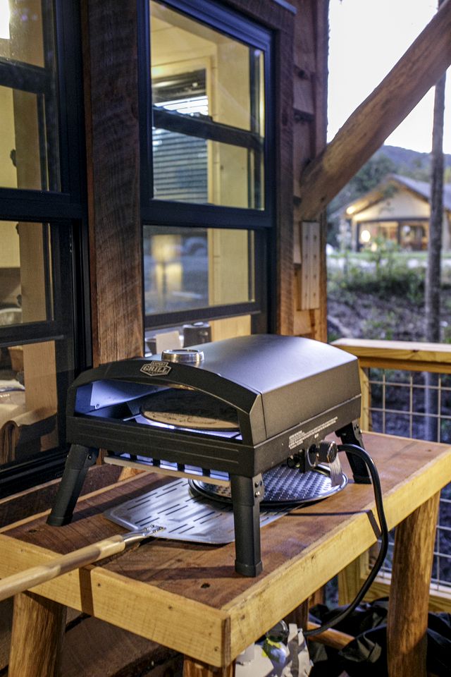 Luxury Treehouse Glamping with Soaking Tub & Pizza Oven Near Waterfalls, Zirconia, NC