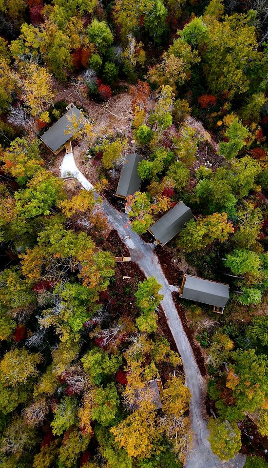 Luxury Treehouse Glamping with Soaking Tub & Pizza Oven Near Waterfalls, Zirconia, NC