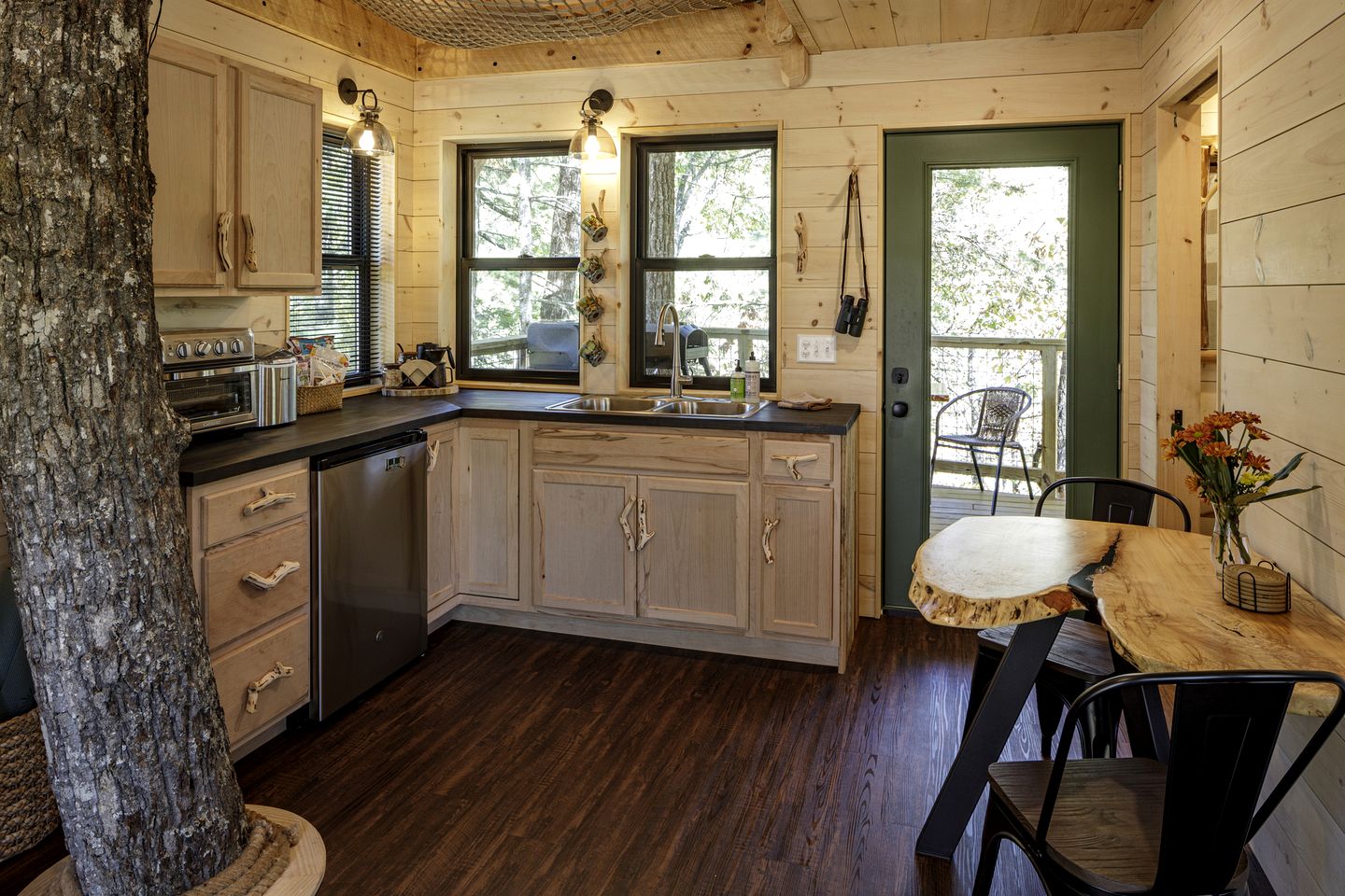 Luxury Treehouse Glamping with Soaking Tub & Pizza Oven Near Waterfalls, Zirconia, NC