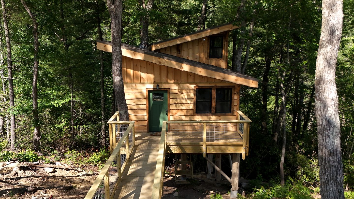 Luxury Treehouse Glamping with Soaking Tub & Pizza Oven Near Waterfalls, Zirconia, NC