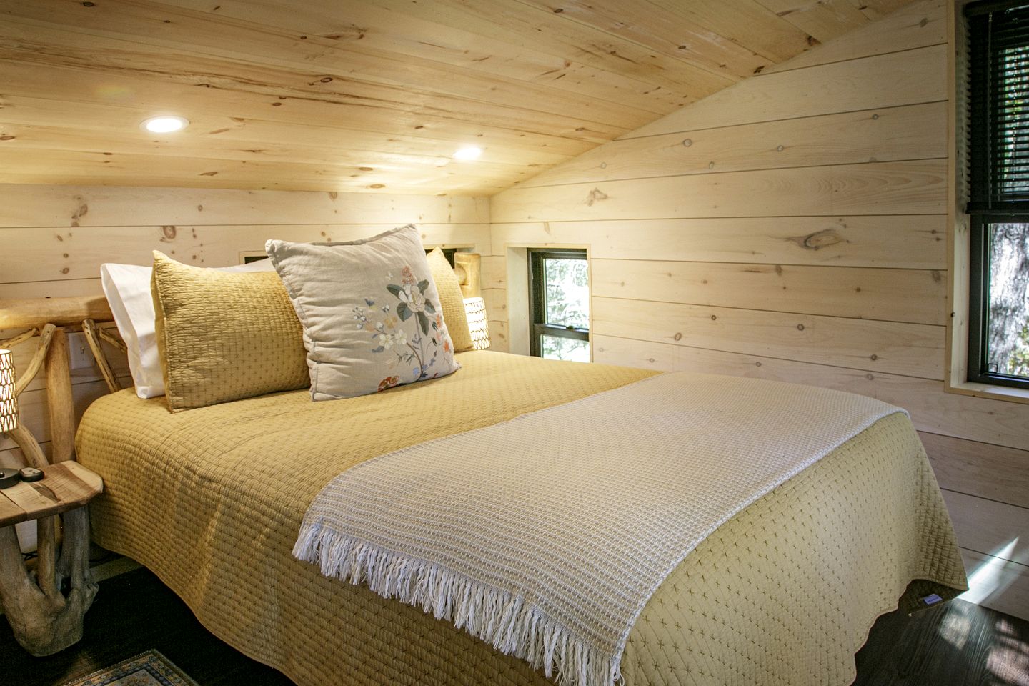 Luxury Treehouse Glamping with Soaking Tub & Pizza Oven Near Waterfalls, Zirconia, NC