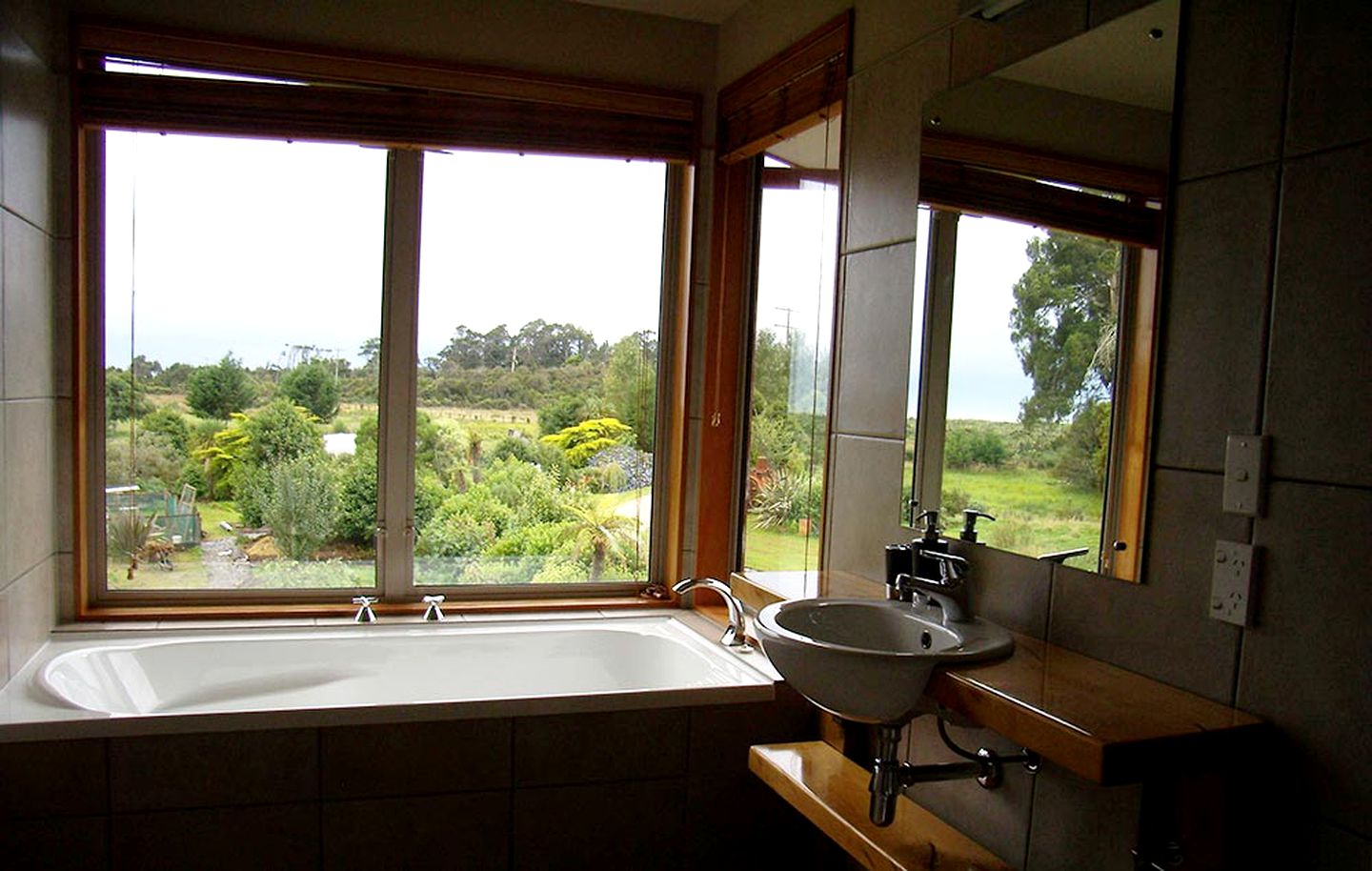 Cozy and Secluded Suite Close to the Tasman Sea in Kakapotahi, New Zealand