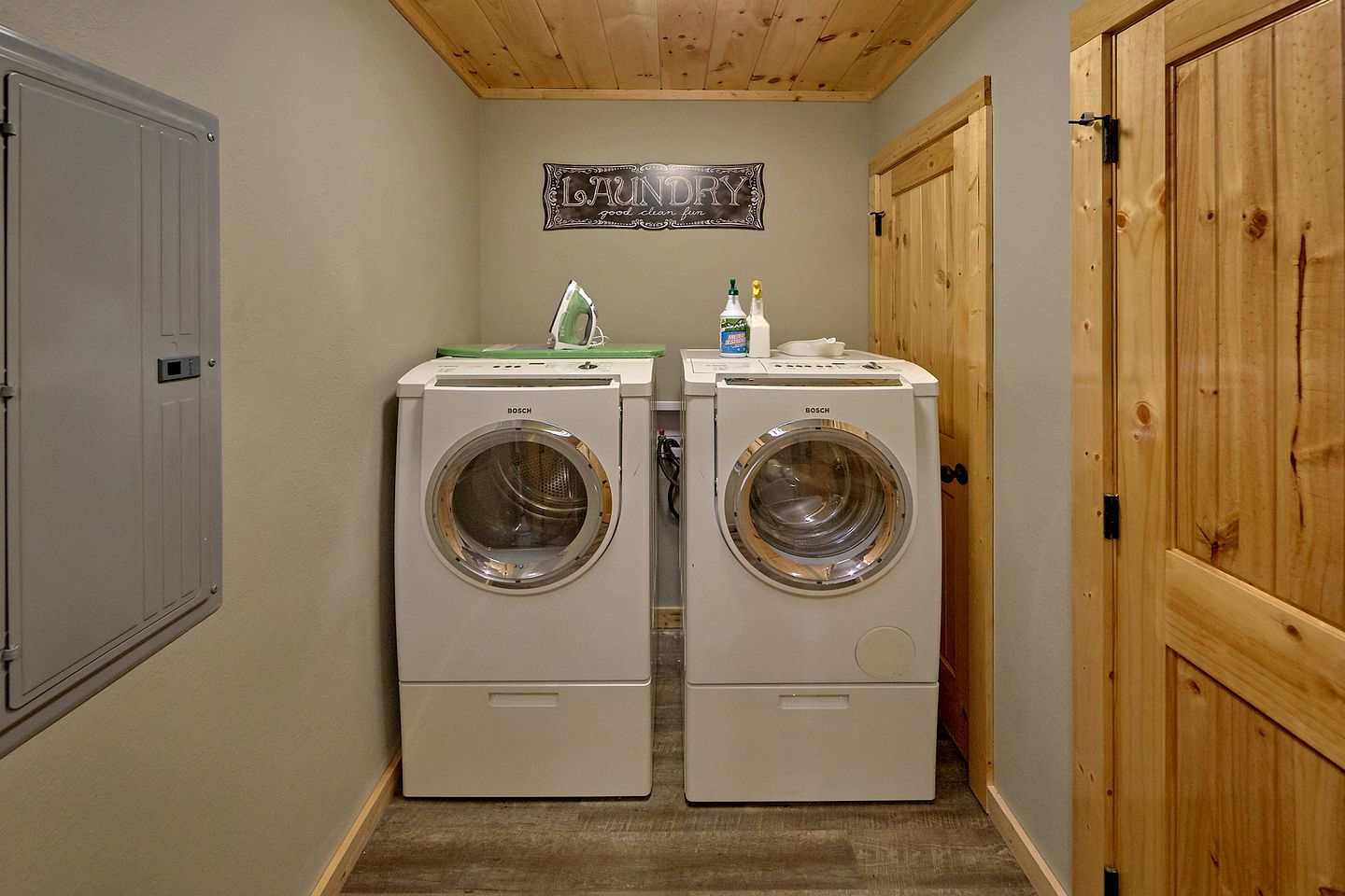 Creekside Cabin Rental near the Great Smoky Mountains for a Tennessee Vacation